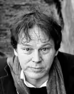 大卫·格雷伯，2015年。摄影：Guido van Nispen，CC BY 2.0；资料肖像